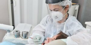 Dentista atendendo paciente durante a pandemia