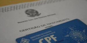 imagem de uma certidão de nascimento e de um cpf