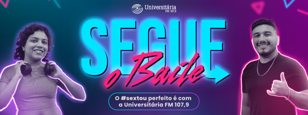 Imagem com fundo roxo e os dizeres "Segue o Baile - O #sextou perfeito é com a Universitária FM 107,9" em tons de azul, rosa e branco. Nas laterais, estão posicionados os dois apresentadores do programa Segue o Baile